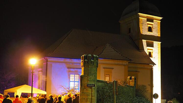 Nach dem Konzert standen die Besucher noch gemütlich bei Glühwein und Bratwürsten zusammen und genossen das außergewöhnliche Ambiente um die Kirche. Foto: Cindy Dötschel