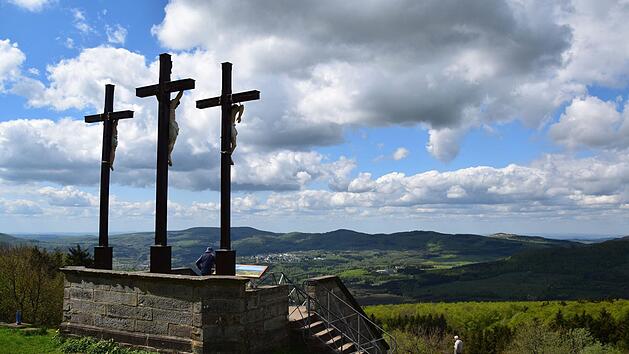 Diesen Ausblick genießen Ausflügler, die den Gipfel des Kreuzbergers erfolgreich erklommen haben. Namensgebend ist die Golgota-Gruppe (Kreuzigungsgruppe)  auf dem "Heiligen Berg der Franken".