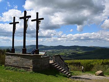 Diesen Ausblick genießen Ausflügler, die den Gipfel des Kreuzbergers erfolgreich erklommen haben. Namensgebend ist die Golgota-Gruppe (Kreuzigungsgruppe)  auf dem "Heiligen Berg der Franken".