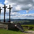 Diesen Ausblick genießen Ausflügler, die den Gipfel des Kreuzbergers erfolgreich erklommen haben. Namensgebend ist die Golgota-Gruppe (Kreuzigungsgruppe)  auf dem "Heiligen Berg der Franken".