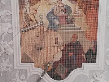 Derzeit ist ein Sicherungsnetz unter der schadhaften Stuckdecke im Langhaus gespannt.  Fotos: rm