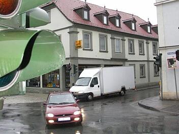 Die Ampel an der Einmündung der Zinkenstraße in die Brückenstraße (bisherige B 26) wünschen sich viele Eltmanner zurück. Die Zeichen stehen gut, dass im  nächsten Jahr ein Gutachten Aufschluss darüber geben kann, ob eine neue Ampel die Staus beheben kann. Die Lichtzeichenanlage an der Einmündung steht zwar noch; sie ist aber schon vor Jahren abgeschaltet worden.Sabine Weinbeer/Archiv