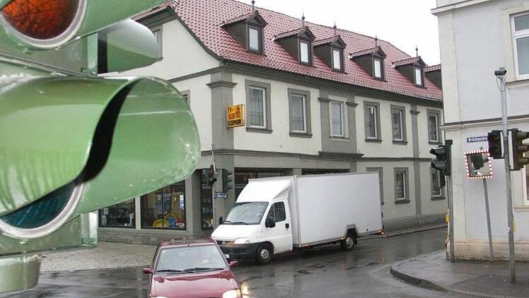 Die Ampel an der Einmündung der Zinkenstraße in die Brückenstraße (bisherige B 26) wünschen sich viele Eltmanner zurück. Die Zeichen stehen gut, dass im  nächsten Jahr ein Gutachten Aufschluss darüber geben kann, ob eine neue Ampel die Staus beheben kann. Die Lichtzeichenanlage an der Einmündung steht zwar noch; sie ist aber schon vor Jahren abgeschaltet worden.Sabine Weinbeer/Archiv