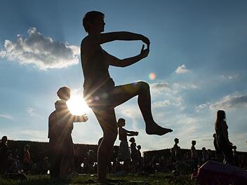 Kitzingen: Gegen die Einsamkeit - Gesundheitsamt bietet kostenlose Sportveranstaltung an Kitzingen: Gegen die Einsamkeit - Gesundheitsamt bietet kostenlose Sportveranstaltung an