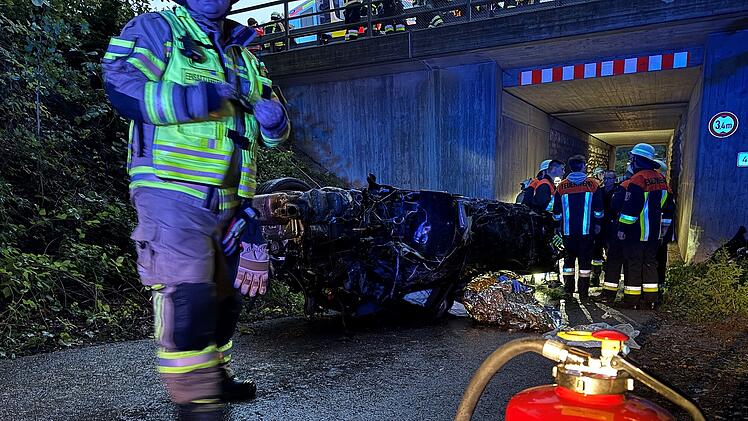 Greding: Porsche stürzt bei Unfall von Autobahn - Fahrer wird schwer verletzt