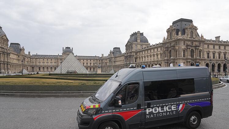 Raubüberfall auf Louvre in Paris
