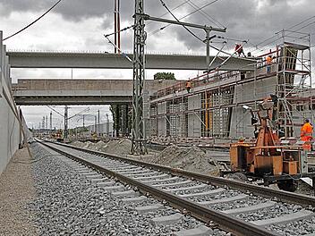 Mächtige Spundwände links, Schallschutzwände in der Mitte: Im Bereich der Paul-Gossen-Straße in Erlangen-Bruck steht derzeit nur ein Gleis für den gesamten Schienenverkehr zur Verfügung. Hier wird die Brücke verbreitert und ein zusätzlicher Haltepunkt gebaut.  Fotos: Josef Hofbauer