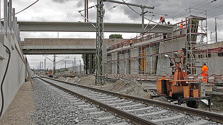 Mächtige Spundwände links, Schallschutzwände in der Mitte: Im Bereich der Paul-Gossen-Straße in Erlangen-Bruck steht derzeit nur ein Gleis für den gesamten Schienenverkehr zur Verfügung. Hier wird die Brücke verbreitert und ein zusätzlicher Haltepunkt gebaut.  Fotos: Josef Hofbauer