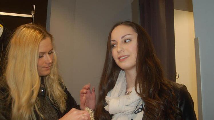 Styling muss sein: Verkäuferin Kathrin Lindner bürstet durch Pias lange dunkle Haare. Foto: Gabi Arnold