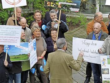 Auf dem Vorplatz des Landratsamts Bamberg werden die Sitzungsteilnehmer des Regionalen Planungsverbandes mit "Ja zu 10h"-Rufen begrüßt.  Fotos: Sarah Dann