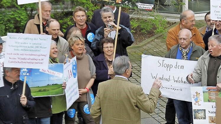 Auf dem Vorplatz des Landratsamts Bamberg werden die Sitzungsteilnehmer des Regionalen Planungsverbandes mit "Ja zu 10h"-Rufen begrüßt.  Fotos: Sarah Dann