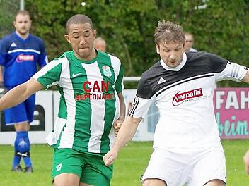 Ballsicherheit, wie sie hier der Redwitzer Christian Goller (rechts) zeigt, ist mogen beim BSC Saas Bayreuth gefordert, denn die Gastgeber wollen unbedingt mit einem Sieg aus dem Tabellenkeller kommen.  Foto: H. Weiß