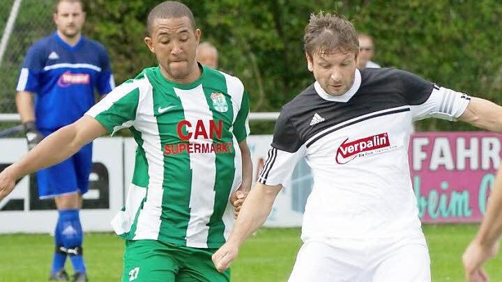 Ballsicherheit, wie sie hier der Redwitzer Christian Goller (rechts) zeigt, ist mogen beim BSC Saas Bayreuth gefordert, denn die Gastgeber wollen unbedingt mit einem Sieg aus dem Tabellenkeller kommen.  Foto: H. Weiß