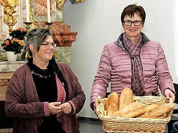 Siglinde Maier und Rita Kleetz präsentieren das Brot, ....