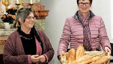 Siglinde Maier und Rita Kleetz präsentieren das Brot, ....