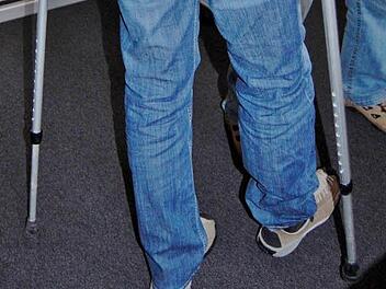 Kaiser Franz Joseph (Rolf Matthes) mit Gehhilfen. Foto: Sigismund von Dobschütz