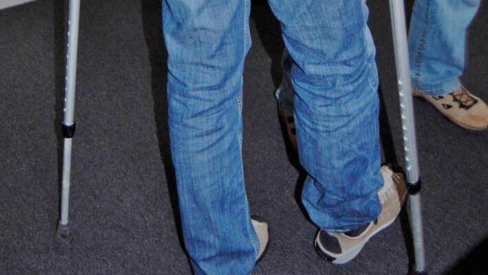 Kaiser Franz Joseph (Rolf Matthes) mit Gehhilfen. Foto: Sigismund von Dobschütz