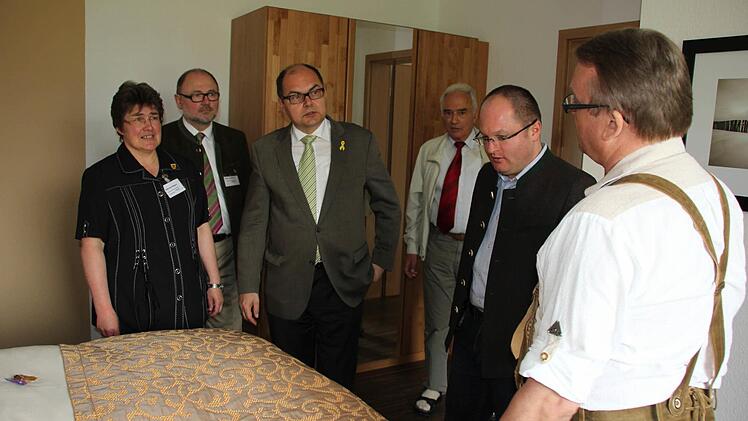 Eines der Hotelzimmer in einem der früheren Kompaniegebäude mit den Besuchern aus dem Bundestag.
