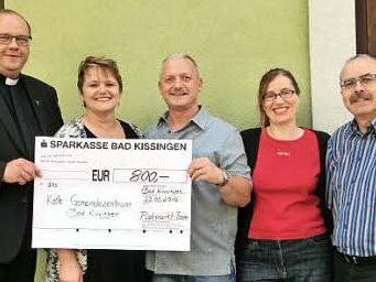Freuen sich &uuml;ber die Spende (v. r.): Diakon Christoph Glaser, Daniela B&uuml;ttner, Franz Grosse, Barbara Grosse und Pfarrer Gerd Greier  Foto: privat