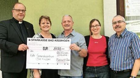 Freuen sich &uuml;ber die Spende (v. r.): Diakon Christoph Glaser, Daniela B&uuml;ttner, Franz Grosse, Barbara Grosse und Pfarrer Gerd Greier  Foto: privat