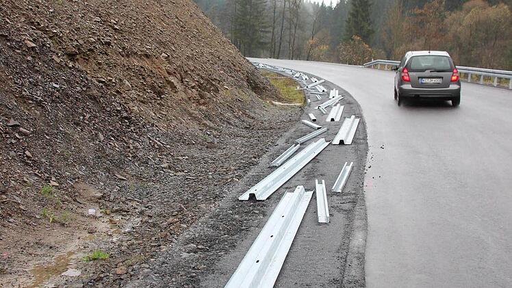 Die Leitplankenfelder liegen bereit.  Foto: Friedwald Schedel