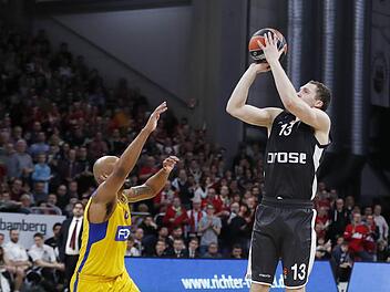 Feuer frei: Janis Strelnieks bei einem seiner fünf Dreier. Devin Smith kommt zu spät. Foto: Daniel Löb