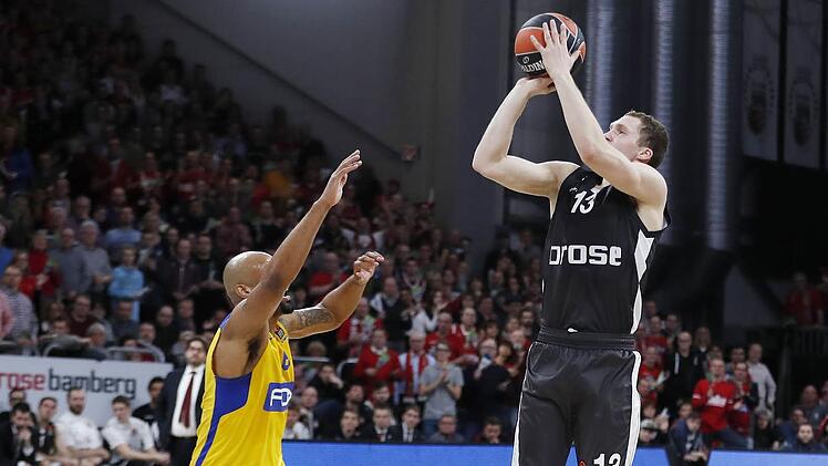 Feuer frei: Janis Strelnieks bei einem seiner fünf Dreier. Devin Smith kommt zu spät. Foto: Daniel Löb