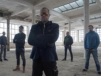 "Frontal" heißt das neue Album der Kulmbacher Band "Arrested Mind". Am 25. März stellen (von links) Simon Ries (Schlagzeuger), Lars Bischoff (Gitarre), Sascha Niessner (Gesang), Bernd Walter (Bass) und Michael Thienel (Gitarre) ihre neuen Songs in der alten Malzfabrik in Kulmbach vor.  Foto: privat