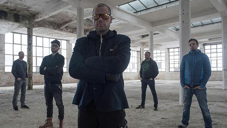"Frontal" heißt das neue Album der Kulmbacher Band "Arrested Mind". Am 25. März stellen (von links) Simon Ries (Schlagzeuger), Lars Bischoff (Gitarre), Sascha Niessner (Gesang), Bernd Walter (Bass) und Michael Thienel (Gitarre) ihre neuen Songs in der alten Malzfabrik in Kulmbach vor.  Foto: privat