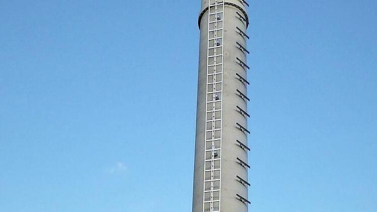 Der 50 Meter hohe Sendemast für die 5G-Versorgung in Harsdorf steht mittlerweile. Foto: Werner Reißaus
