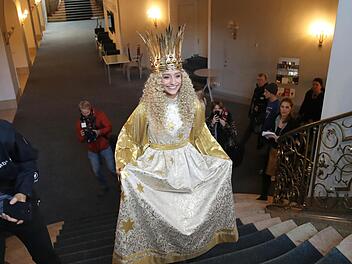 Im Gespr&auml;ch mit dem N&uuml;rnberger Christkind: Benigna Munsi gibt den Menschen eine ganz besondere Weihnachtsbotschaft mit auf den Weg. Foto: Daniel Karmann/dpa
