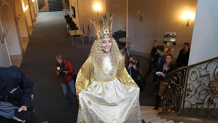 Im Gespr&auml;ch mit dem N&uuml;rnberger Christkind: Benigna Munsi gibt den Menschen eine ganz besondere Weihnachtsbotschaft mit auf den Weg. Foto: Daniel Karmann/dpa