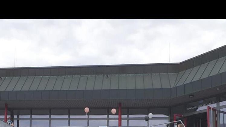 Die  Klasse 10 b mit Schulleiter Michael Kreil (links), Klassenleiterin  Marianne Walcher (rechts vorne) dahinter Konrektorin Katja Trost. Foto:  Michaela Keßler