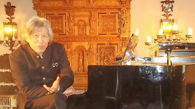 Der virtuose Chefdirigent und Pianist Noorman Widjaja präsentiert mit den Tenören Corelli Chou und Kiuk Kim bekannte Opernarien und beliebte Operettenmelodien auf Burg Rabenstein.