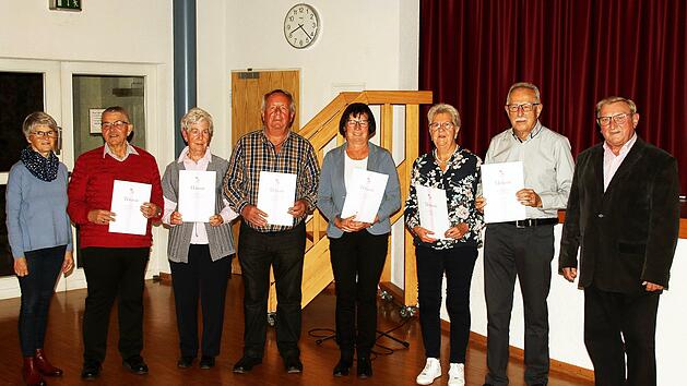 Ehrungen gab es bei der KAB N&uuml;dlingen (von links): Schriftf&uuml;hrerin Margot Freidhof, G&uuml;nter und  Elfriede Katzenberger, Bernd und Gertrud Reu&szlig;, Maria und Herbert Weber  sowie der Vorsitzende Oskar Hein. Foto: Dieter Britz