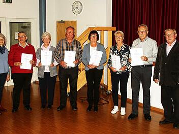 Ehrungen gab es bei der KAB Nüdlingen (von links): Schriftführerin Margot Freidhof, Günter und  Elfriede Katzenberger, Bernd und Gertrud Reuß, Maria und Herbert Weber  sowie der Vorsitzende Oskar Hein. Foto: Dieter Britz
