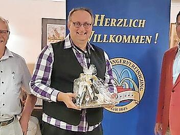 Abschied nach über neun Jahren Vorstandsarbeit bei der Sängervereinigung: Schriftführer und Autor Carsten Ahlers (Bildmitte) wurde von Elmar Brehm (links) und Sven Steinbach verabschiedet.