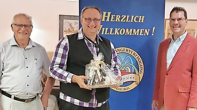 Abschied nach über neun Jahren Vorstandsarbeit bei der Sängervereinigung: Schriftführer und Autor Carsten Ahlers (Bildmitte) wurde von Elmar Brehm (links) und Sven Steinbach verabschiedet.