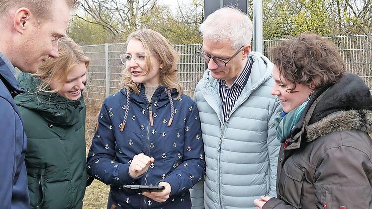 Lisa Kaletsch (M.) von der Geodatenverwaltung erkl&auml;rt die Analyse der Daten auf ihrem Tablet. V. l.: Matthias Hoffman (Geodatenverwaltung), Klimaschutzmanagerin Sophia Ramer, Uwe Kirschstein und Wassermanagerin Julia Schrade.