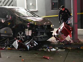 Auto fährt in Menschenmenge in Hollywood