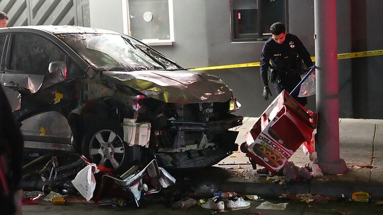 Auto fährt in Menschenmenge in Hollywood