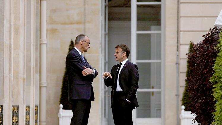 Frankreichs Pr&auml;sident Emmanuel Macron (rechts) und der deutsche Bundeskanzler Friedrich Merz haben gemeinsame politische Interessen, doch stehen ihnen die wirtschaftlichen Interessen beider L&auml;nder im Weg.