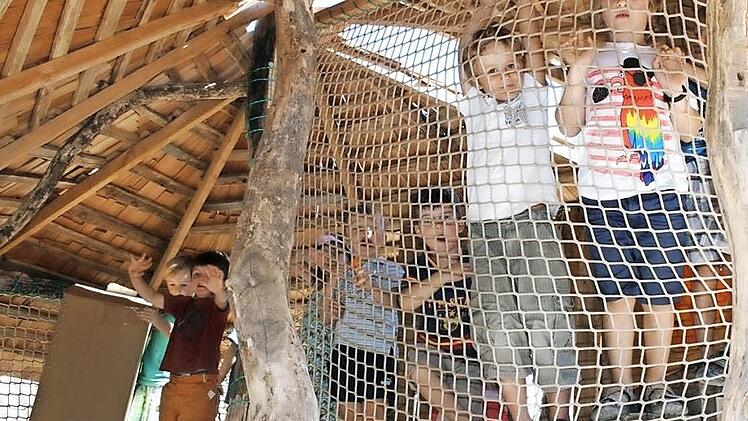 Ein Netz für Kinder - auch im Baumhaus im Garten der Mühlenkinder.  Fotos: Thomas Meyer