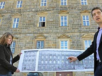 Karin Hamper und Stephan Walz sind Projektleiter beim städtischen Immobilienmanagement. Vor der sanierten Fassade des so genannten Konventbaus des ehemaligen Klosters Michaelsberg erläutern sie an einem Plan die vielen behobenen Schäden.  Alle Fotos: Matthias Hoch