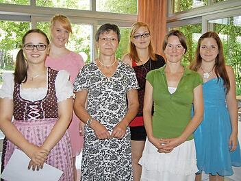 Den Absolventen aus dem Kreis Lichtenfels gratulierte Kreisbäuerin Marion Warmuth (von links): Patricia Imhof, Meike Klitzner (beide Ebensfeld), Marion Warmuth, Christina Sonntag (Lichtenfels), Andrea Angermüller (Buch), Luisa Lazzaro (Lichtenfels). Foto: Andreas Welz