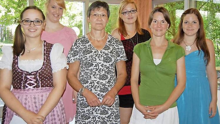 Den Absolventen aus dem Kreis Lichtenfels gratulierte Kreisbäuerin Marion Warmuth (von links): Patricia Imhof, Meike Klitzner (beide Ebensfeld), Marion Warmuth, Christina Sonntag (Lichtenfels), Andrea Angermüller (Buch), Luisa Lazzaro (Lichtenfels). Foto: Andreas Welz