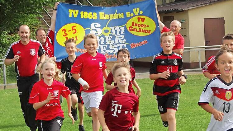 Laufen für einen guten Zweck: Vom 3. Bis 5. Juli steigt das Sommerfest des TV Ebern. Am Sonntag findet für Erwachsenen und Kinder ein Spendenlauf statt. Das Startgeld ist frei wählbar. Eine Anmeldung ist nicht erforderlich. Die Fußball-Kids laufen sich bereits heute schon mit ihren Trainern Frank Ziegler (links), Eckart Roeß (Zweiter von links) und Edi Schneider (rechts) warm. Foto: Johanna Eckert