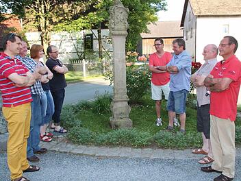 "High Noon" im beschaulichen Vogtendorf? Keineswegs! Nur spaßeshalber und für die Kamera machen die Stadtsteinacher Vogtendorfer und die Guttenberger Vogtendorfer auf Konfrontation. Unser Bild zeigt (von links) Bürgermeister Roland Wolfrum, Johannes Pöhlein, Beate Hempfling und Bernhard Geyer (alle Stadtsteinach) sowie (weiter nach rechts) Oswald Strößner, Otto Kreil, Harald Kraß und Bürgermeister Eugen Hain (alle Guttenberg). Foto: Matthias Beetz