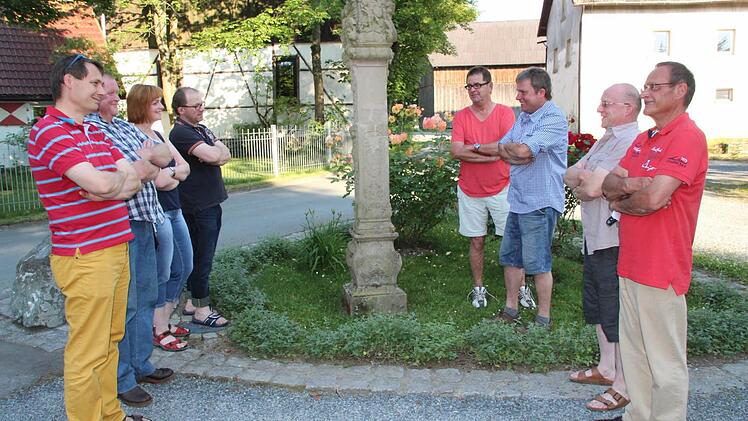 "High Noon" im beschaulichen Vogtendorf? Keineswegs! Nur spaßeshalber und für die Kamera machen die Stadtsteinacher Vogtendorfer und die Guttenberger Vogtendorfer auf Konfrontation. Unser Bild zeigt (von links) Bürgermeister Roland Wolfrum, Johannes Pöhlein, Beate Hempfling und Bernhard Geyer (alle Stadtsteinach) sowie (weiter nach rechts) Oswald Strößner, Otto Kreil, Harald Kraß und Bürgermeister Eugen Hain (alle Guttenberg). Foto: Matthias Beetz