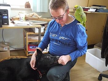 Klaus Weigand mit seinem Hund Debbie und Papagei Carlos Foto: Pauline Lindner